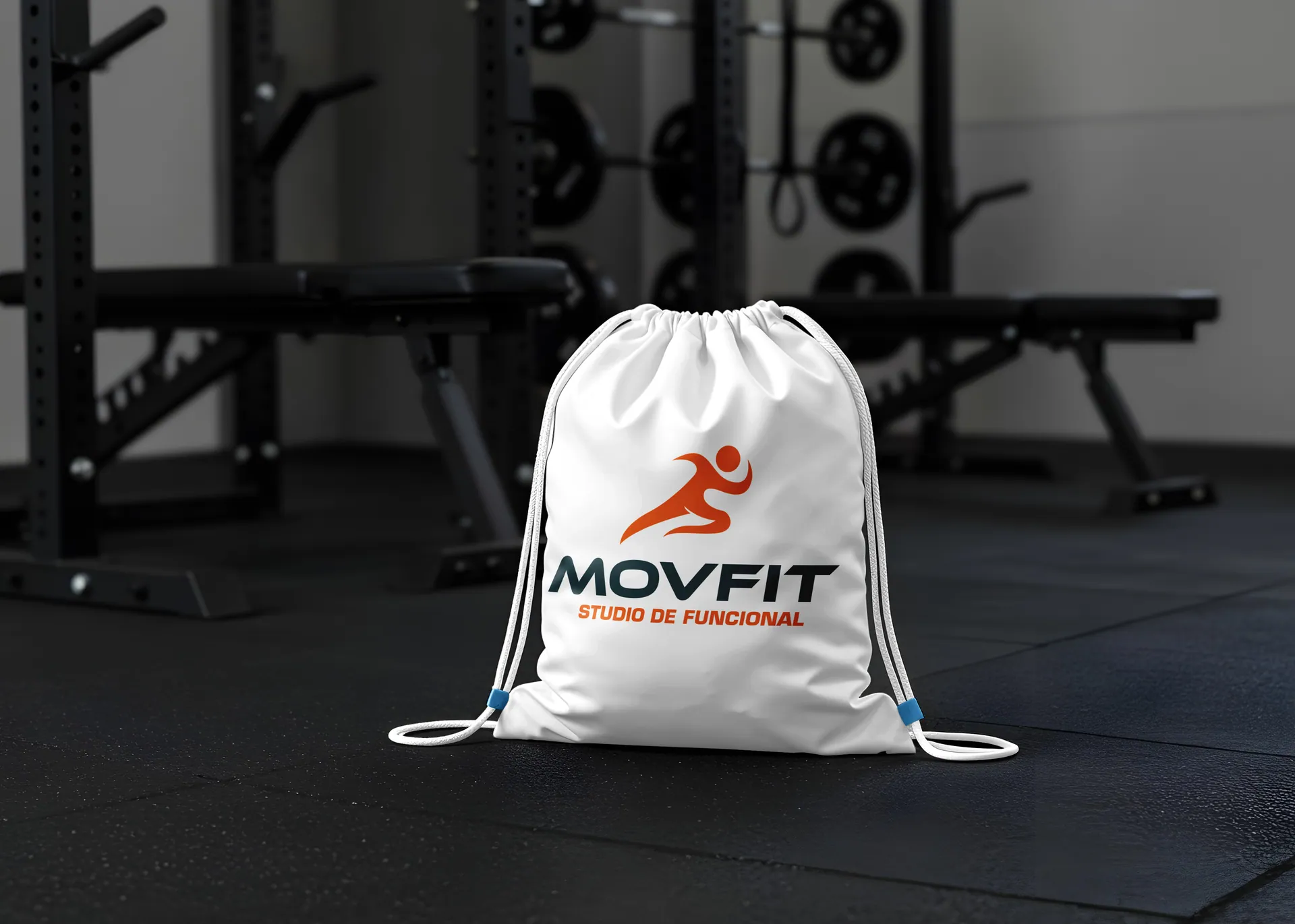 Mochila saco branca MovFit em cena de academia